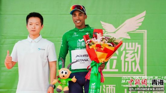 图为“环青赛”车手赛后庆祝。金徽酒股份有限公司供图 图为“环青赛”车手赛后庆祝。金徽酒股份有限公司供图