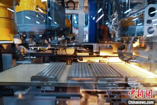 资料图为青海西宁超高功率光伏组件生产线。　　　马铭言摄