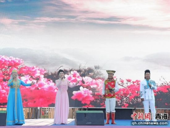 图为“花儿”歌手现场演唱。祁绣娟 摄