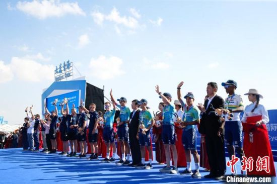 7月13日,第二十四届环大美青海国际公路自行车赛闭幕式现场,哈萨克斯坦喜德盛阿斯塔纳车队获团体总成绩第一名。 马铭言 摄 7月13日,第二十四届环大美青海国际公路自行车赛闭幕式现场,哈萨克斯坦喜德盛阿斯塔纳车队获团体总成绩第一名。 马铭言 摄