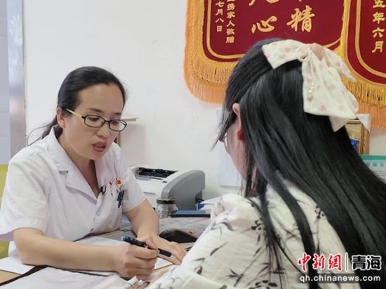 图为西宁市第一人民医院产科诊室医生坐诊现场。刘洋 摄