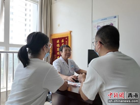 。图为西宁市第一人民医院备孕门诊吴东宁医生坐诊现场。 刘洋 摄