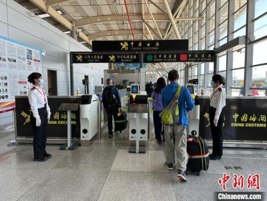 图为已投入使用的西宁曹家堡机场出入境智能闸机通道实景照片。 西宁海关供图 图为已投入使用的西宁曹家堡机场出入境智能闸机通道实景照片。 西宁海关供图