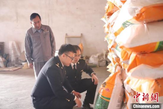 资料图为海关工作人员对出口产品进行检查。　　　　西宁海关供图