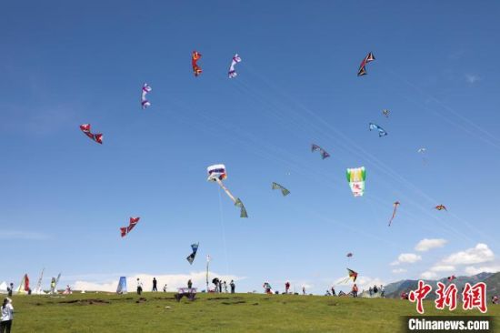 图为选手在湟源县日月山景区放飞风筝。　　马铭言 摄