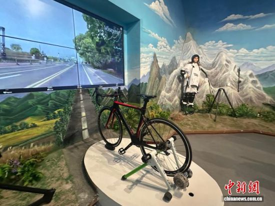 7月18日，中复神鹰万吨碳纤维基地展示了碳纤维自行车及雪具等产品。(杨宏伟 摄)