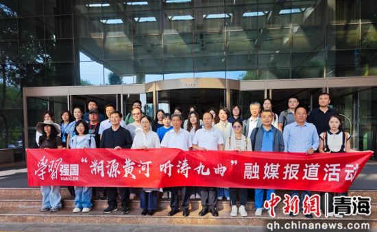 融媒报道团合影。殷荣成 摄