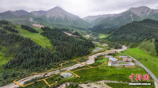 图为7月17日航拍的祁连山国家公园野生动物救助站。薛蒂 摄 图为7月17日航拍的祁连山国家公园野生动物救助站。薛蒂 摄