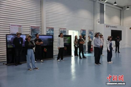 图为媒体记者、网络名人探访青海共和县塔拉滩光伏产业园。