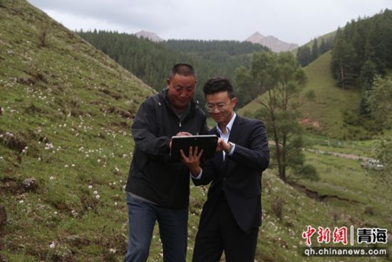 图为农行祁连县支行工作人员赴“借牧”牧户所在地了解情况。张忠苹 摄