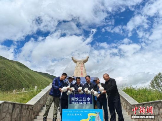 图为“灵动江河·山宗水源之大美青海”网络主题宣传活动玉树站汇水仪式。荣丽君摄 图为“灵动江河·山宗水源之大美青海”网络主题宣传活动玉树站汇水仪式。荣丽君摄