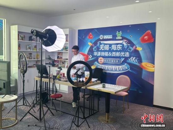 7月21日,魏运新在青海农林牧商品交易中心的直播工作间里推介青海特色农副产品。 中新社记者 马鸾宇 摄 7月21日,魏运新在青海农林牧商品交易中心的直播工作间里推介青海特色农副产品。 中新社记者 马鸾宇 摄