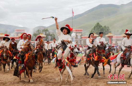 图为第43届玉树赛马会开幕式现场。马铭言摄 图为第43届玉树赛马会开幕式现场。马铭言摄