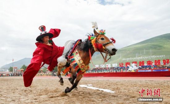 图为第43届玉树赛马会上的马术表演。马铭言摄 图为第43届玉树赛马会上的马术表演。马铭言摄