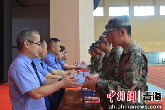 图为现场赠送法律书籍。姜艳芳 摄 图为现场赠送法律书籍。姜艳芳 摄