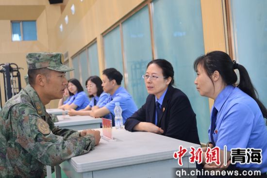 图为现场开展法律咨询。姜艳芳 摄 图为现场开展法律咨询。姜艳芳 摄