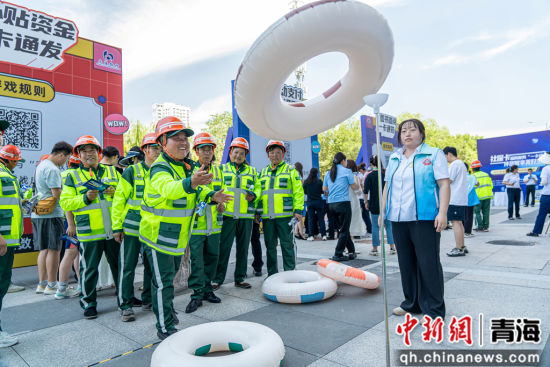 图为活动现场，市民参与互动游戏。 交行青海省分行供图