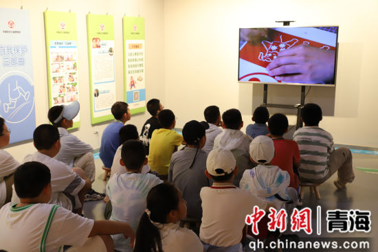 图为孩子们在青海美术馆通过视频了解相关知识。 青海美术馆供图 图为孩子们在青海美术馆通过视频了解相关知识。 青海美术馆供图