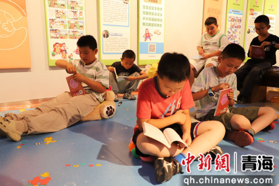 图为孩子们在青海美术馆阅读相关书籍。 青海美术馆供图 图为孩子们在青海美术馆阅读相关书籍。 青海美术馆供图