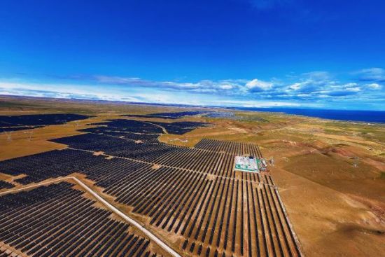 扎苏合项目与青海湖鸟瞰图。 扎苏合项目与青海湖鸟瞰图。