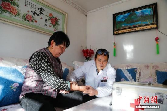 资料图为青海省西宁市湟源县东峡乡下脖项村,“家庭医生”上门为村民服务。马铭言 摄 资料图为青海省西宁市湟源县东峡乡下脖项村,“家庭医生”上门为村民服务。马铭言 摄