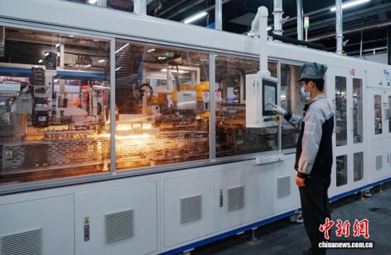 图为工人在西宁市南川工业园区的光伏组件车间操作控制面板。(资料图)马铭言 摄 图为工人在西宁市南川工业园区的光伏组件车间操作控制面板。(资料图)马铭言 摄