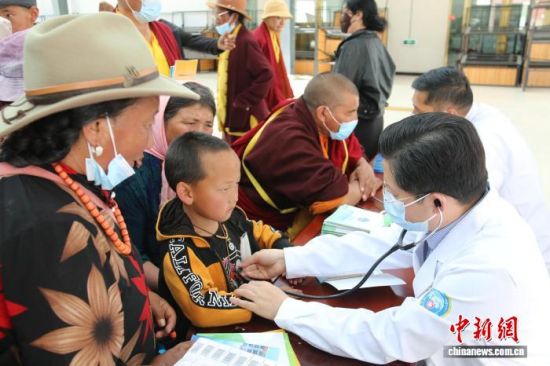 资料图为朱鑫璞在玛沁县为农牧民义诊。受访者供图