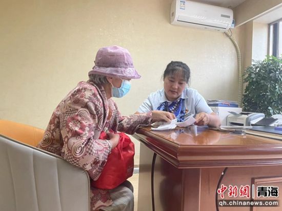 图为建行员工帮助客户联系平台退款。 建行青海省分行供图