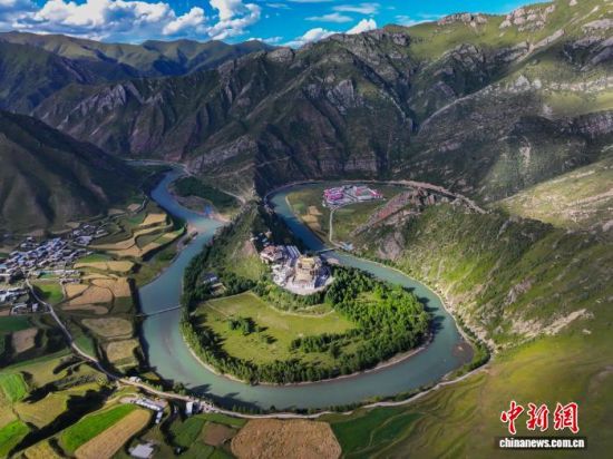 资料图为航拍澜沧江东源孜曲。马铭言 摄 资料图为航拍澜沧江东源孜曲。马铭言 摄