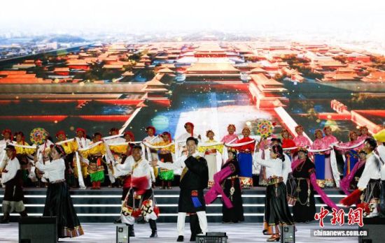 资料图为青海省玉树藏族自治州囊谦县举行的2023澜湄国际影像周之星空音乐会现场。马铭言摄 资料图为青海省玉树藏族自治州囊谦县举行的2023澜湄国际影像周之星空音乐会现场。马铭言摄