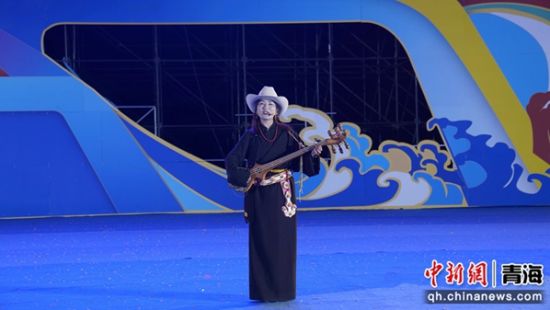 图为扎木念弹唱。共和融媒供图