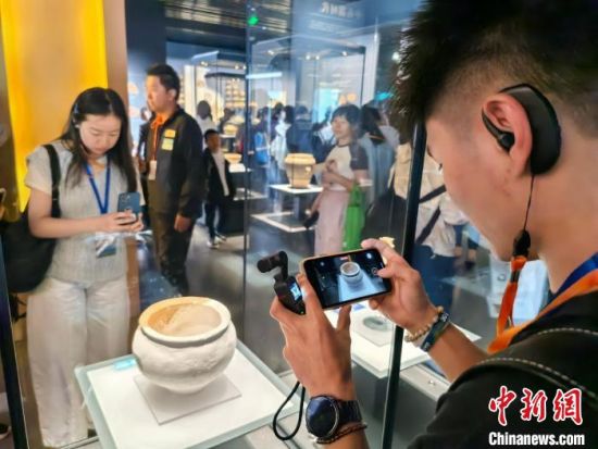 图为媒体记者正在拍摄青海省出土文物。李隽 摄