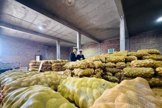 图为海关工作人员对出口商品进行检验。(资料图)孙睿 摄