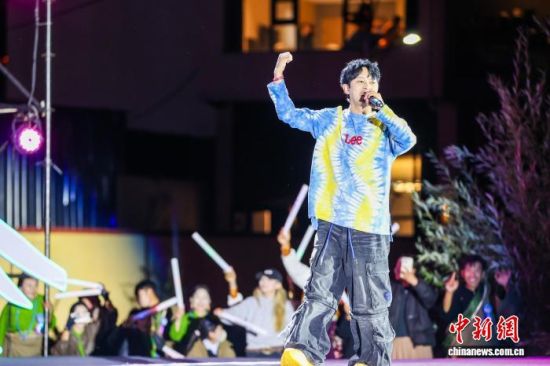 8月20日,2025澜湄国际影像周江源星空音乐会在青海省玉树藏族自治州囊谦县举行。图为歌手宫巴演唱现场。薛蒂 摄 8月20日,2025澜湄国际影像周江源星空音乐会在青海省玉树藏族自治州囊谦县举行。图为歌手宫巴演唱现场。薛蒂 摄