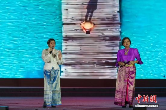 8月20日,2025澜湄国际影像周江源星空音乐会在青海省玉树藏族自治州囊谦县举行。图为泰国音乐组合敏特母女演唱现场。薛蒂 摄 8月20日,2025澜湄国际影像周江源星空音乐会在青海省玉树藏族自治州囊谦县举行。图为泰国音乐组合敏特母女演唱现场。薛蒂 摄