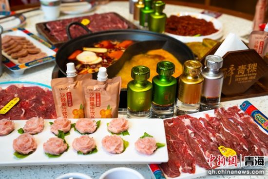 图为醉青稞牦牛火锅店锅底菜品。狄久锋 摄