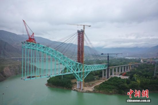 8月22日3时许,川青铁路青海段尖扎黄河特大桥发生施工绳索断裂事故。图为尖扎黄河特大桥。(无人机照片)张忠苹 摄 8月22日3时许,川青铁路青海段尖扎黄河特大桥发生施工绳索断裂事故。图为尖扎黄河特大桥。(无人机照片)张忠苹 摄