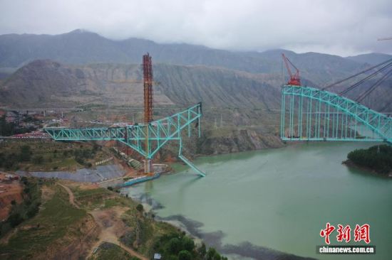 图为西成铁路(西宁-成都)尖扎黄河特大桥施工项目“8·22”重大垮塌事故现场。李隽 摄 图为西成铁路(西宁-成都)尖扎黄河特大桥施工项目“8·22”重大垮塌事故现场。李隽 摄