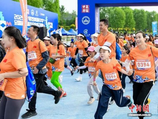 图为比赛开跑现场。西宁市城西区委宣传部供图