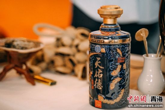 图为青稞酒产品。天佑德青稞酒供图 图为青稞酒产品。天佑德青稞酒供图