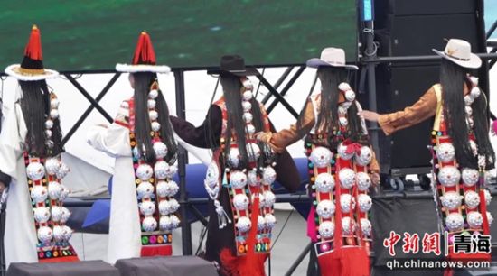 图为藏族服饰展。共和融媒供图