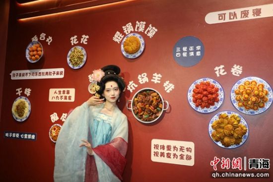 。图为游客打卡东城·非遗共富工坊。 城东区文体旅游科技局供图