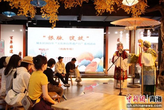 图为游客z在东城·非遗共富工坊内观看演出。 城东区文体旅游科技局供图