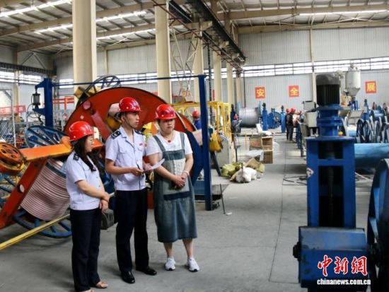资料图为税务干部了解“小巨人”企业生产情况。赵沛 摄 资料图为税务干部了解“小巨人”企业生产情况。赵沛 摄