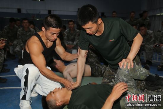 图为余乐斌教练团队成员正在向战友们教授腿部筋膜及肌肉放松方法。 刘进峰摄 图为余乐斌教练团队成员正在向战友们教授腿部筋膜及肌肉放松方法。 刘进峰摄