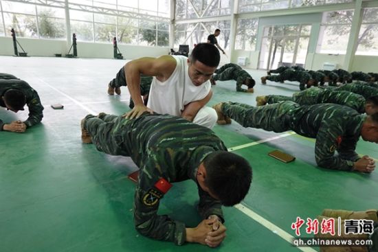 图为余乐斌教练团队成员正在逐个纠错。 刘进峰摄 图为余乐斌教练团队成员正在逐个纠错。 刘进峰摄