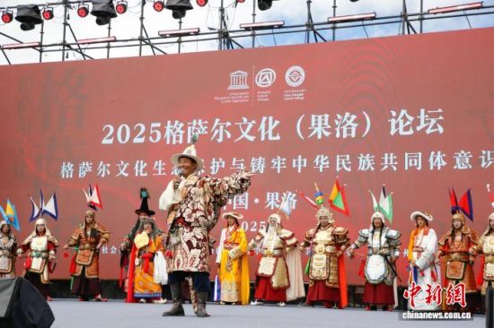 图为格萨尔说唱艺人现场表演。马铭言 摄