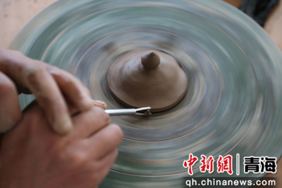 图为手艺人正在制作黑陶。张忠苹摄 图为手艺人正在制作黑陶。张忠苹摄