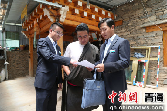 图为农行班玛县支行客户经理开展回访。张忠苹摄 图为农行班玛县支行客户经理开展回访。张忠苹摄