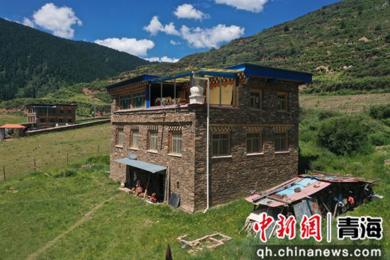 图为藏式碉楼。张忠苹摄 图为藏式碉楼。张忠苹摄